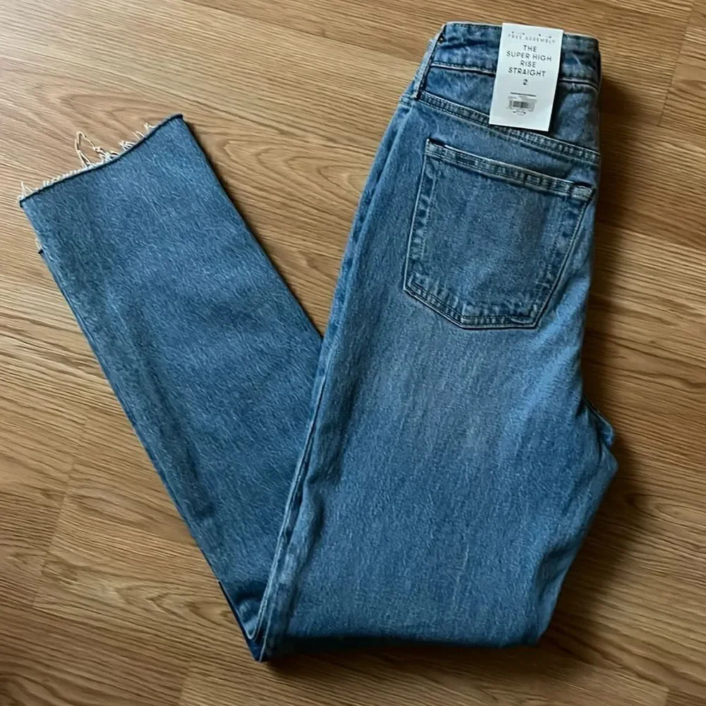 FREE ASSEMBLY NWT SIZE 2 THE SUPER HIGH RISE STRAIGHT JEANS MEDIUM WASH - Picture 4 of 7